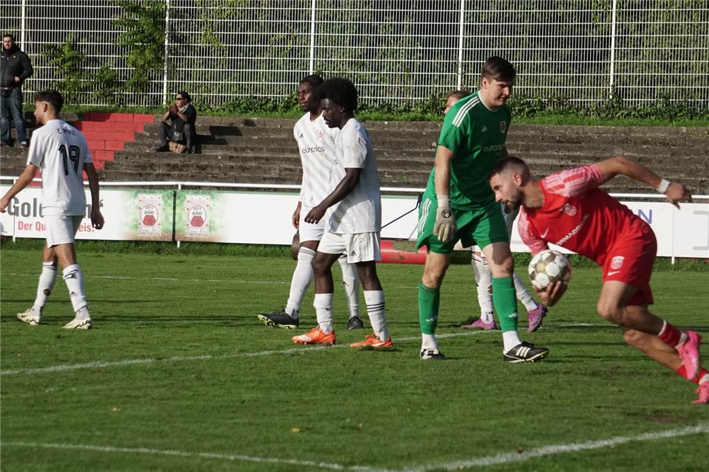 Der Lüner SV holt den Ball aus dem Netz. 