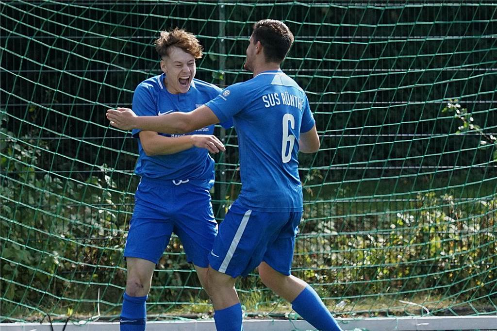 Noch keine Einigung über Herberner Neuzugänge vom SuS Rünthe In der Hinrunde jubelten Maurice Modrzik (l.) und Dustin Gorzalski noch zusammen für den SuS Rünthe.