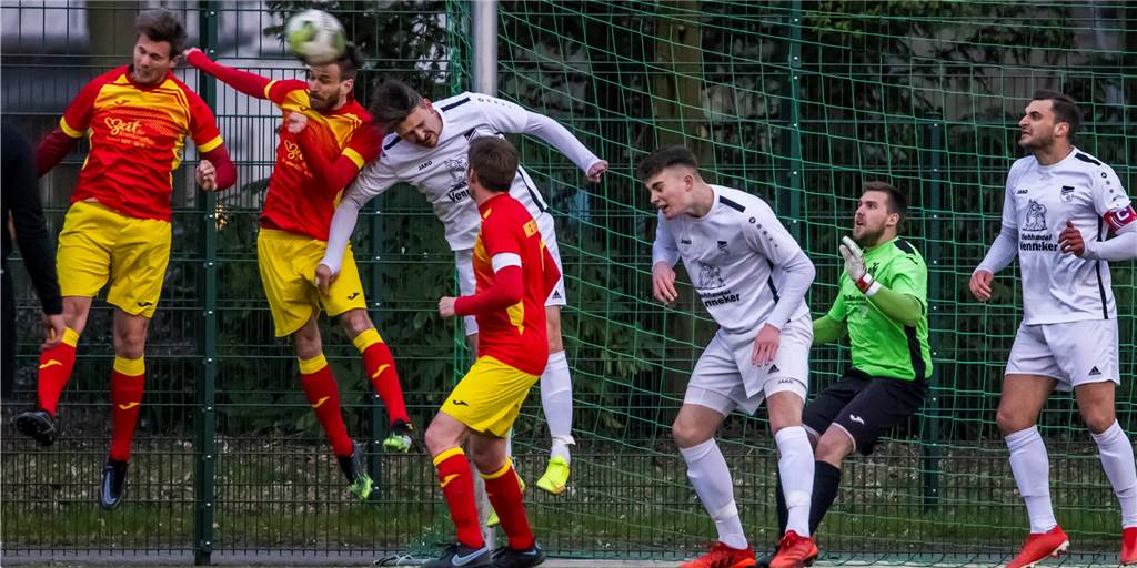 Nach dem Rückrunden-Absturz: Mengede 08/20 plant großen Kader-Umbruch, aber ohne Neuzugänge In der Hinrunde lieferten sich die Spieler von Mengede 08/20 (gelb-rote Trikots) und vom FC Nordkirchen (weiße Trikots) ein spannendes Aufstiegsrennen.