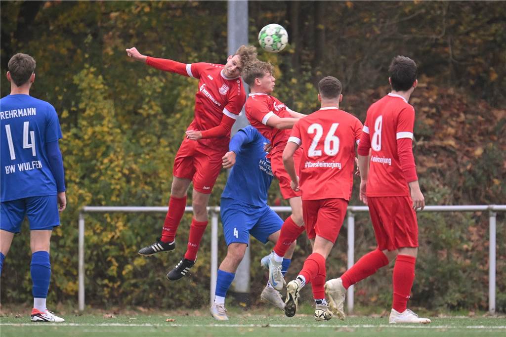 Tim Gimbel und Jonas Gerdemann steigen zum Kopfball hoch