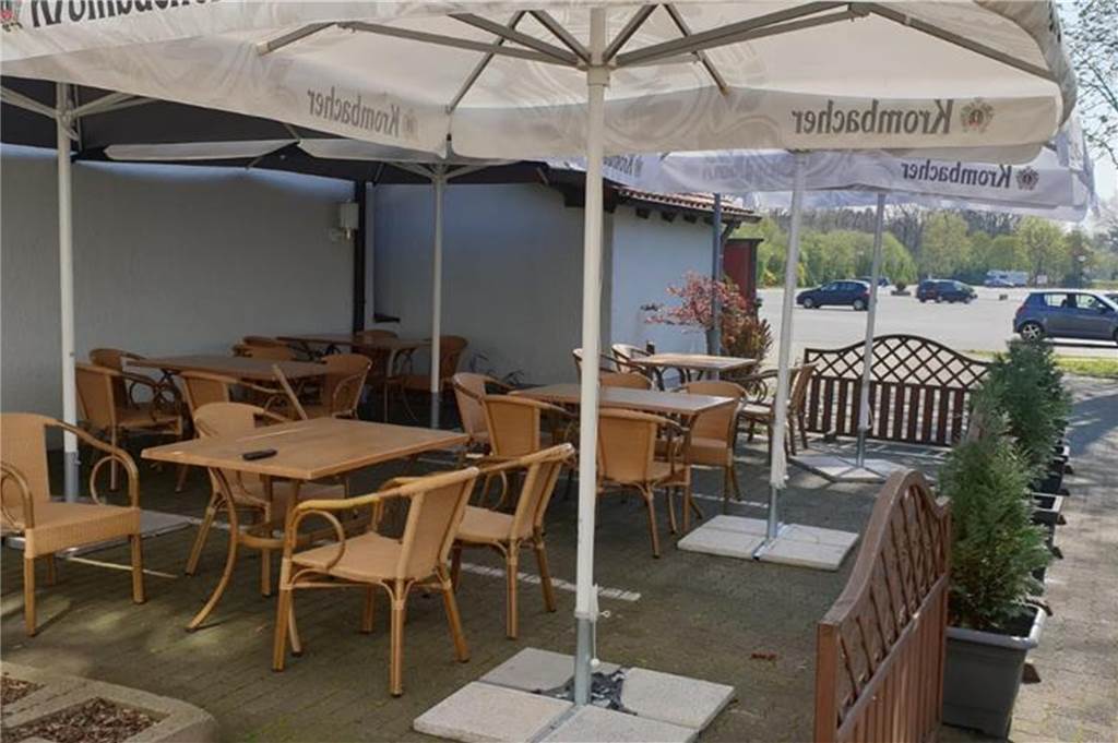 Gastronomen warten vergeblich auf Lockerungen: „Wir sind die Dummen!“ In der Hornemühle bereitet die Familie Cufurovic den Biergarten so vor, dass genügend Abstand zwischen den Tischen und damit den Gästen besteht.