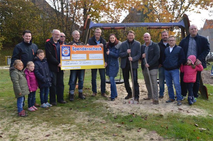 Scheckübergabe: 20.000 Euro für Werner Spielplatz In der Hüsingstraße gehen in den nächsten drei Wochen die Bauarbeiten los. Der Spatenstich fand am Samstag statt. Anwohner, Vertreter vom Kinderhilfswerk und von Coca Cola freuten sich mit Wolfgang Bille und Michel Mazucco (mit Spaten) über den 20.00 Euro Scheck.