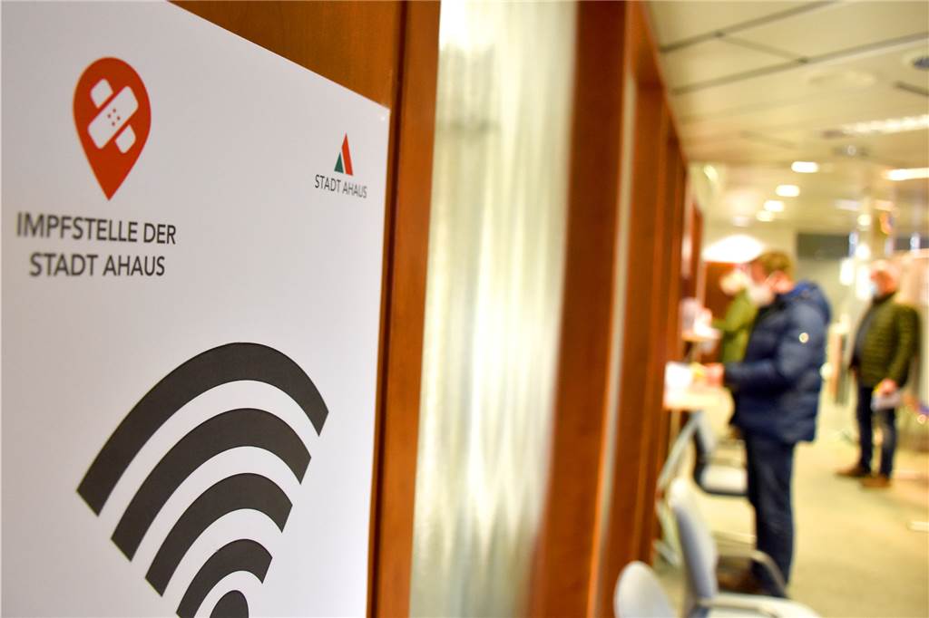 Impfstelle in Ahaus hat in fünf Tagen über 2000 Menschen geimpft In der Impfstelle der Stadt Ahaus in der ehemaligen Volksbank-Filiale in der Ahauser Innenstadt wird wie am Fließband geimpft. Das ermöglicht vor allem die Software Chayns der Tobit.Labs.