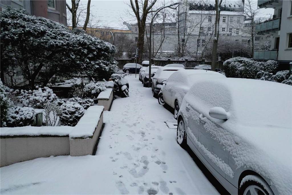 In der Innenstadt waren Gehwege und Autos bedeckt.