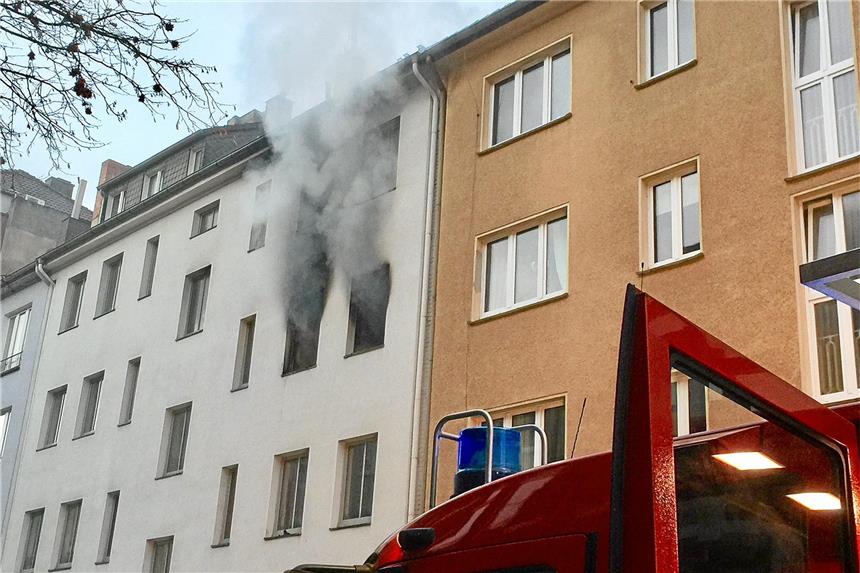 Drei Verletzte bei Wohnungsbrand neben dem Johannes-Hospital In der Johannesstraße ist in einer Wohnung im zweiten Stock ein Feuer ausgebrochen.