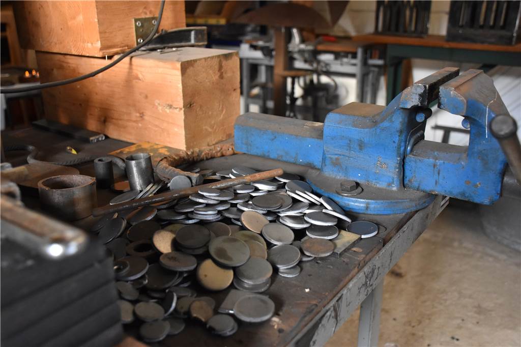 In der Jugendkulturwerkstatt wurde trotz Corona kreativ gewerkelt In der Jugendkulturwerkstatt Südlohn sieht es nach Arbeit aus. Aus diesen runden Rohlingen aus Eisen wird vieles gemacht: Vom Smiley bis zum Kleeblatt für die "Südlohn-Garderobenhaken".