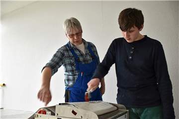 In der Jugendwerkstatt gibt Andreas Ritter (l.) jungen Menschen, die Probleme in Schule und mit ihrer Tagesstruktur haben, neue Perspektiven. Er führt sie an handwerkliche Berufe heran.