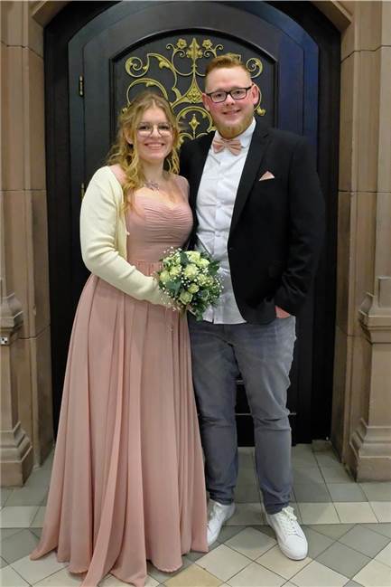 Maja Ella Pijak und Fabian Steinfeld nach der Trauung im Rathaus Recklinghausen.