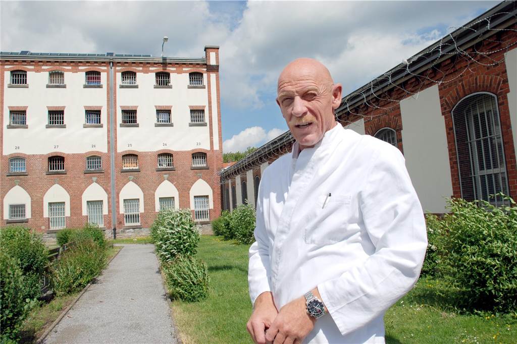 In der Justizvollzugsanstalt in Werl hat Joe Bausch viele Jahre als Gefängnisarzt gearbeitet. Aus seinen Erlebnissen dort entstanden spannende Bücher.