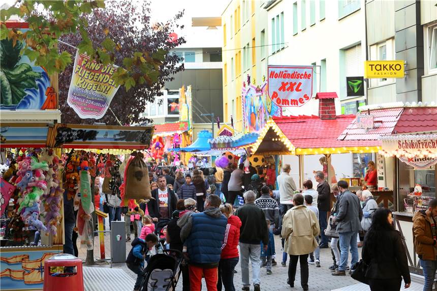 In der Kamener Innenstadt startet am Freitag der Severinsmarkt. Die Kirmes läuft bis Montag, dem Familientag. Dann gilt: An Fahrgeschäften einmal zahlen, zweimal fahren. An den übrigen Geschäften gibt es Preisereduzierungen.