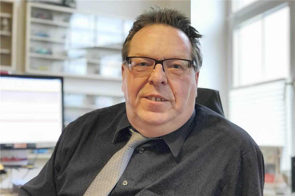 Stolz auf den Stadtteil: Verein verkauft Fanartikel im Schwerin-Design In der Kanzlei von Rechtsanwalt Jürgen Wischnewski verkauft der Verein „Wir auf Schwerin“ die Fanartikel des Stadtteils.
