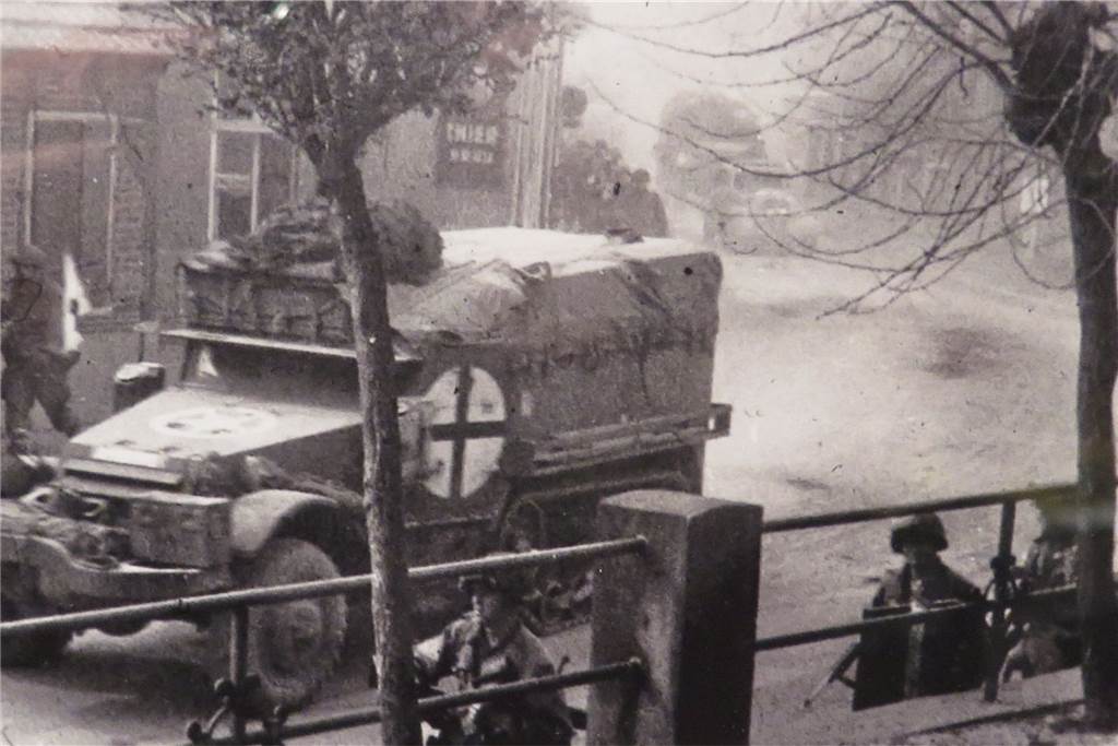 Bomber legten vor 75 Jahren Schermbeck in Schutt und Asche In der Karwoche des Jahres 1945 marschierten die alliierten Soldaten über die Mittelstraße am Café Schnitzler vorbei in Richtung Dorsten. Der Fotograf stand auf dem Platz vor der Ludgeruskirche.
