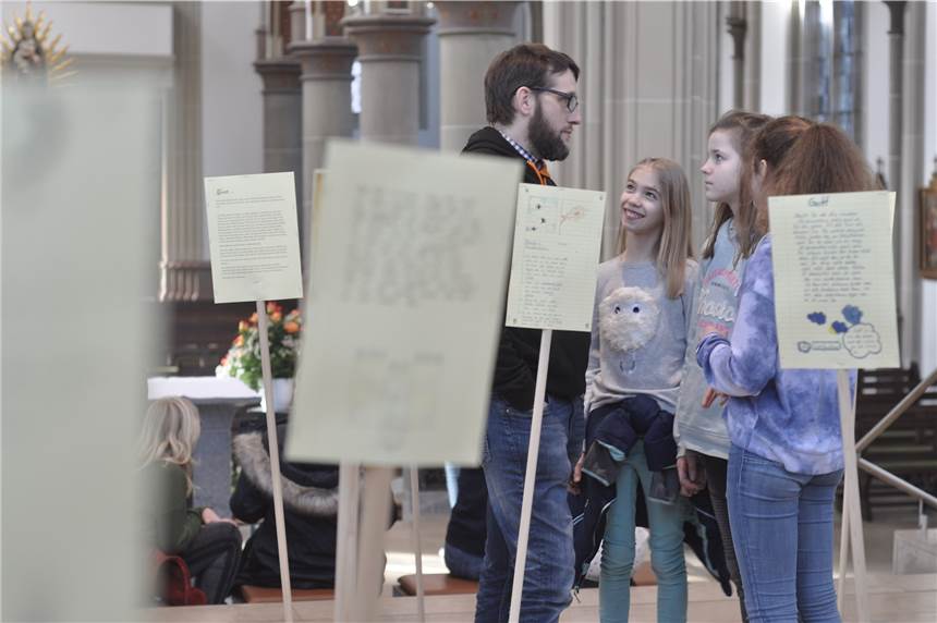 In der Kirche St. Vitus sind gerade Psalmen aufgestellt, die Olfener Schüler sich selbst ausgedacht haben.