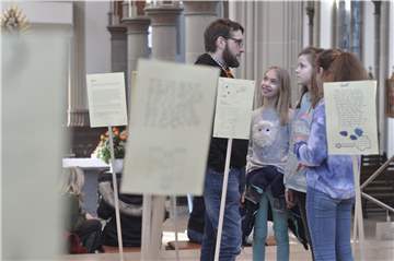 In der Kirche St. Vitus sind gerade Psalmen aufgestellt, die Olfener Schüler sich selbst ausgedacht haben.