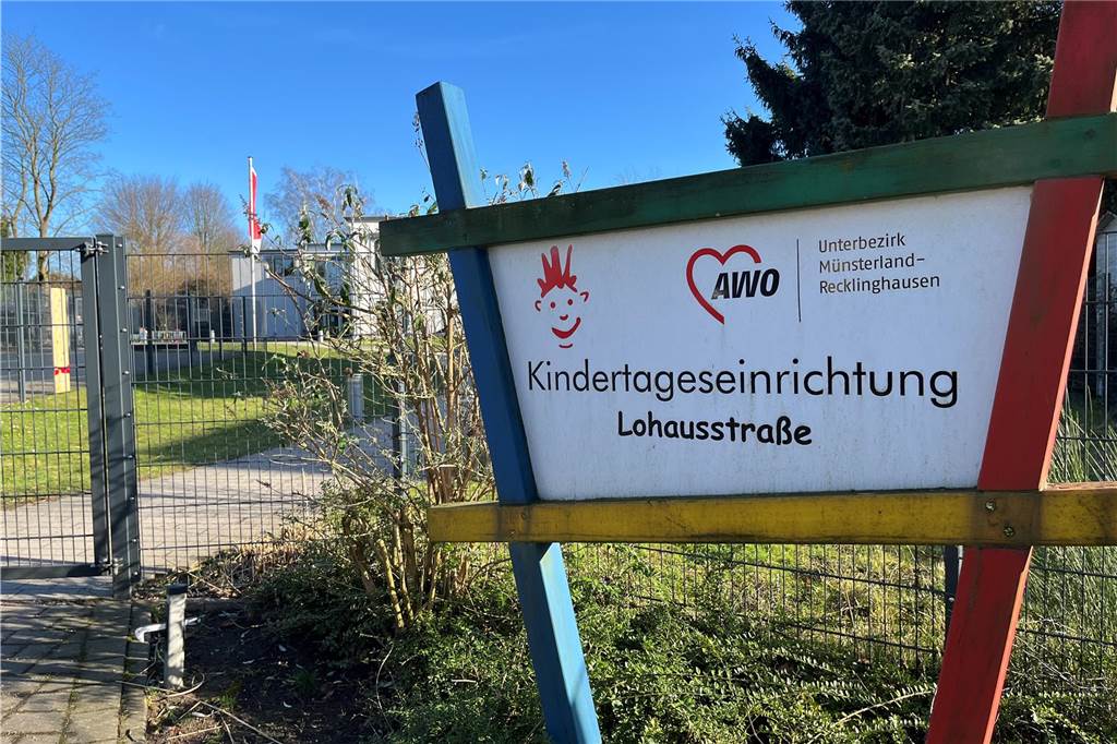Traumberuf trotz Herausforderungen: Warum junge Menschen Erzieher werden wollen Ein Schild weist auf die Kita Lohausstraße in Haltern hin.