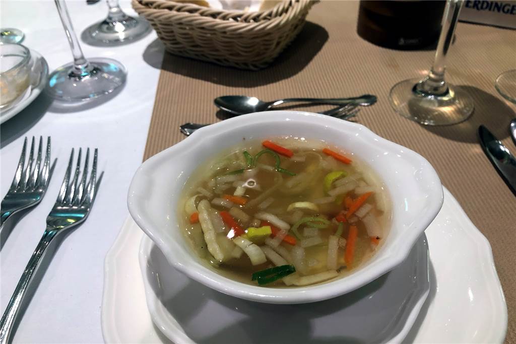 Hotel Hermannshöhe liefert ein leckeres Rundum-sorglos-Paket für den Frühling In der klaren Rinderkraftbrühe schwimmen Maultaschen und bunte Gemüsestreifen.
