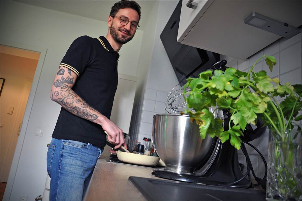 Dortmunder kocht kalorienarme Gerichte – und hat fast 100.000 Fans In der kleinen Küche seiner Zwei-Zimmer-Wohnung im Saarlandstraßenviertel kocht Simon Schuberth seine Gerichte.
