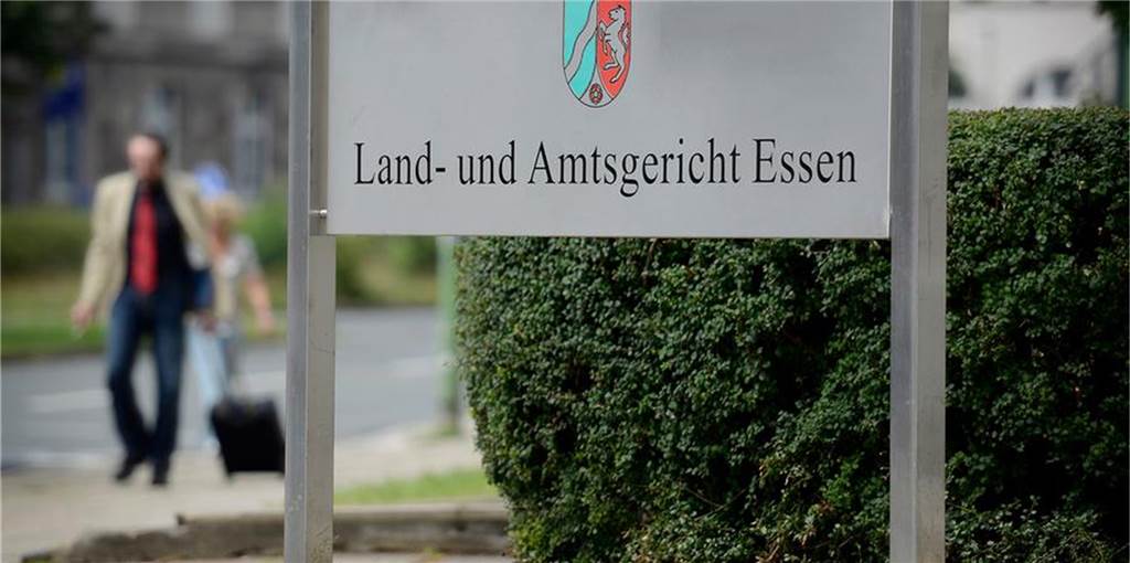 Mutter aus Kirchhellen wegen Mordes an ihrer Tochter (6) angeklagt Das Schild Land- uns Amtsgericht Essen