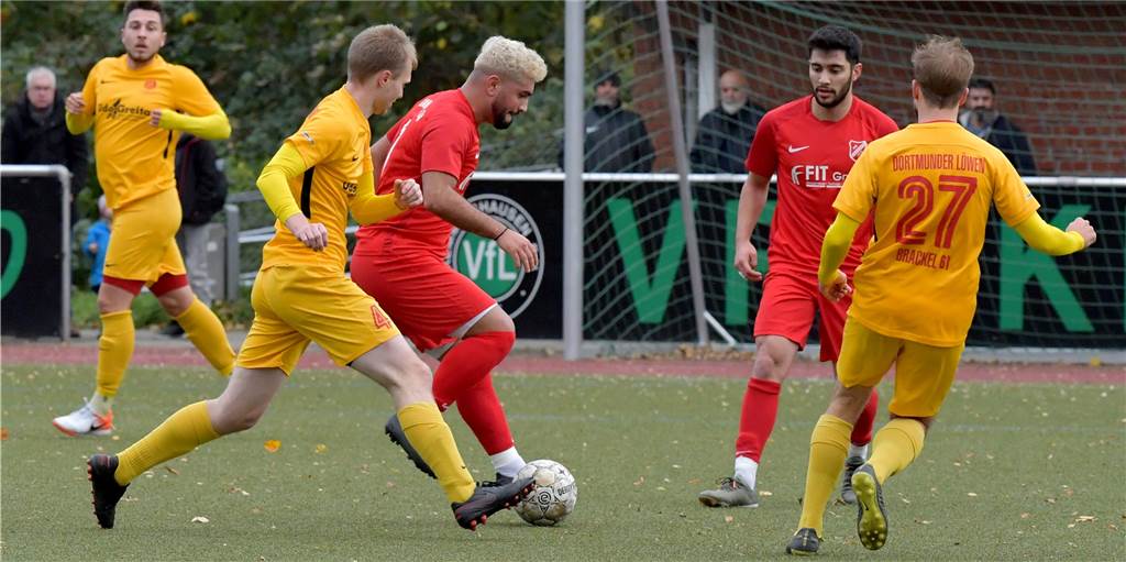Ein Anruf genügte: Dortmunder Aufstiegskandidat verliert Leistungsträger mitten im Spiel In der Kreisliga A2 kämpfen unteranderem auch die Spieler der Dortmunder Löwen (in gelb) und der SG Gahmen (in rot) um den Aufstieg in die Bezirksliga.