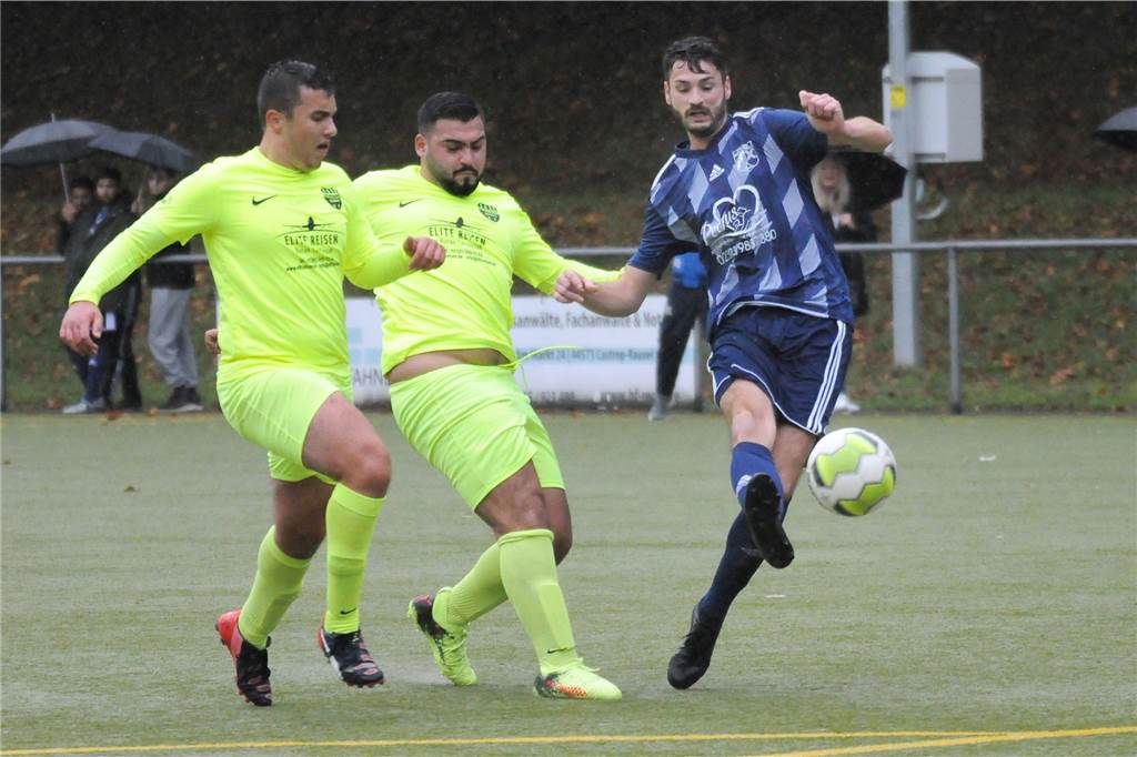 So sind Castrop-Rauxeler Fußball-Spiele ausgegangen In der Kreisliga B duellierte sich der SV Wacker Obercastrop (blaue Trikots) mit dem VfB Börnig II.