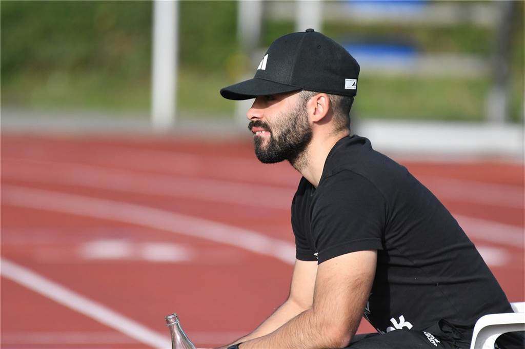In der Kreisliga B gewann der VfB Habinghorst II (8.= deutlich das Derby bei der SG Castrop II (14.) mit 4:1 (2:0). Die VfB-Trainer Sebastian Janas und Tommy Kantzke schossen dabei jeweils zwei Tore. Das SG-Ehrentor erzielte Tobias Wilner per Elfmeter.
