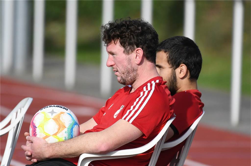 In der Kreisliga B gewann der VfB Habinghorst II (8.= deutlich das Derby bei der SG Castrop II (14.) mit 4:1 (2:0). Die VfB-Trainer Sebastian Janas und Tommy Kantzke schossen dabei jeweils zwei Tore. Das SG-Ehrentor erzielte Tobias Wilner per Elfmeter.