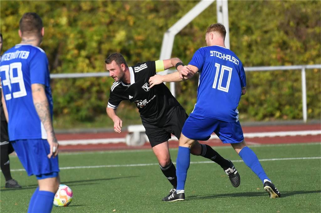 In der Kreisliga B gewann der VfB Habinghorst II (8.= deutlich das Derby bei der SG Castrop II (14.) mit 4:1 (2:0). Die VfB-Trainer Sebastian Janas und Tommy Kantzke schossen dabei jeweils zwei Tore. Das SG-Ehrentor erzielte Tobias Wilner per Elfmeter.