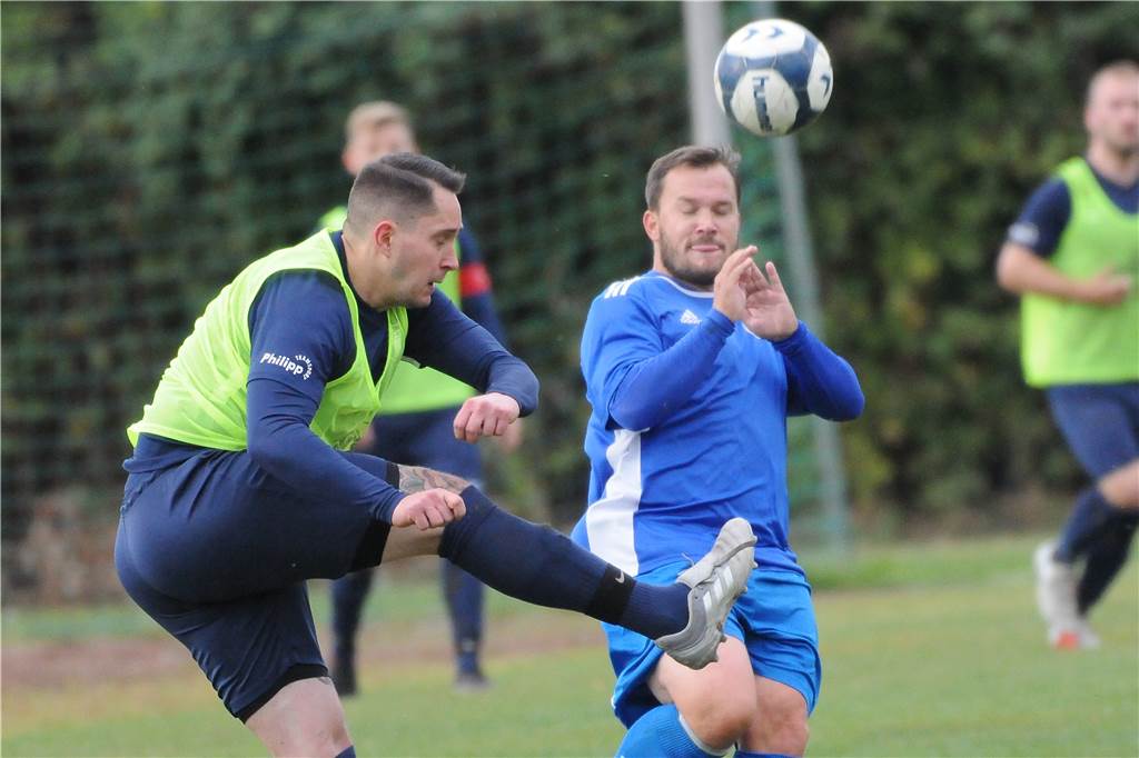 So sind die Castrop-Rauxeler Fußballspiele ausgegangen - alle Torschützen auf einen Blick In der Kreisliga B standen sich in einem Derby der VfR Rauxel (gelbe Leibchen) und der VfB Habinghorst II gegenüber.