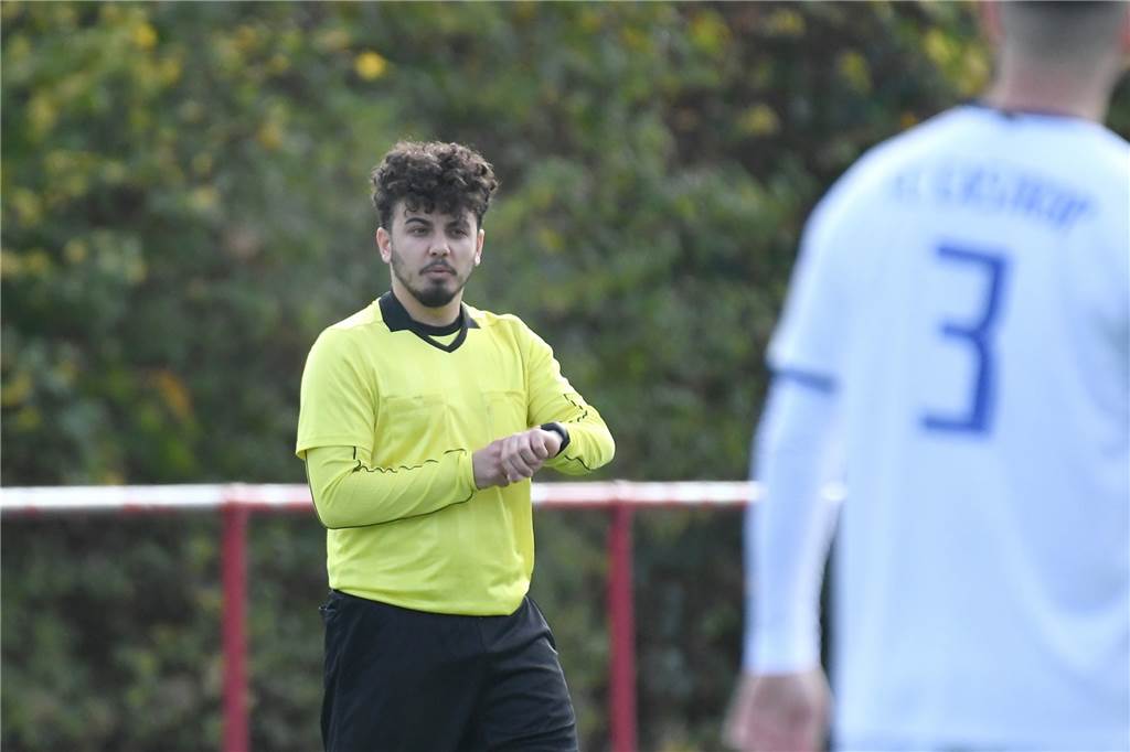 In der Kreisliga C1 verbesserte sich der FC Castrop-Rauxel II durch ein 11:3 gegen Schlusslicht SC Pantringshof auf Rang elf. Beim dritten Saisonsieg gelangen Michael Wurst, Coach des Bezirksliga-Teams, sechs Tore. Vier Tore in Serie zwischen der 26. und 43. Minute.