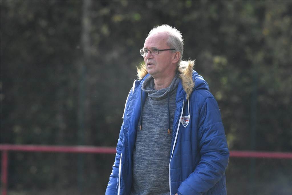 In der Kreisliga C1 verbesserte sich der FC Castrop-Rauxel II durch ein 11:3 gegen Schlusslicht SC Pantringshof auf Rang elf. Beim dritten Saisonsieg gelangen Michael Wurst, Coach des Bezirksliga-Teams, sechs Tore. Vier Tore in Serie zwischen der 26. und 43. Minute.