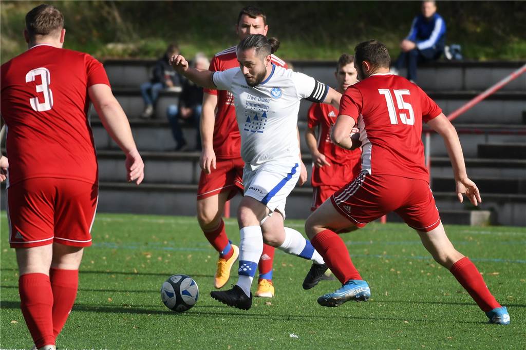 In der Kreisliga C1 verbesserte sich der FC Castrop-Rauxel II durch ein 11:3 gegen Schlusslicht SC Pantringshof auf Rang elf. Beim dritten Saisonsieg gelangen Michael Wurst, Coach des Bezirksliga-Teams, sechs Tore. Vier Tore in Serie zwischen der 26. und 43. Minute.