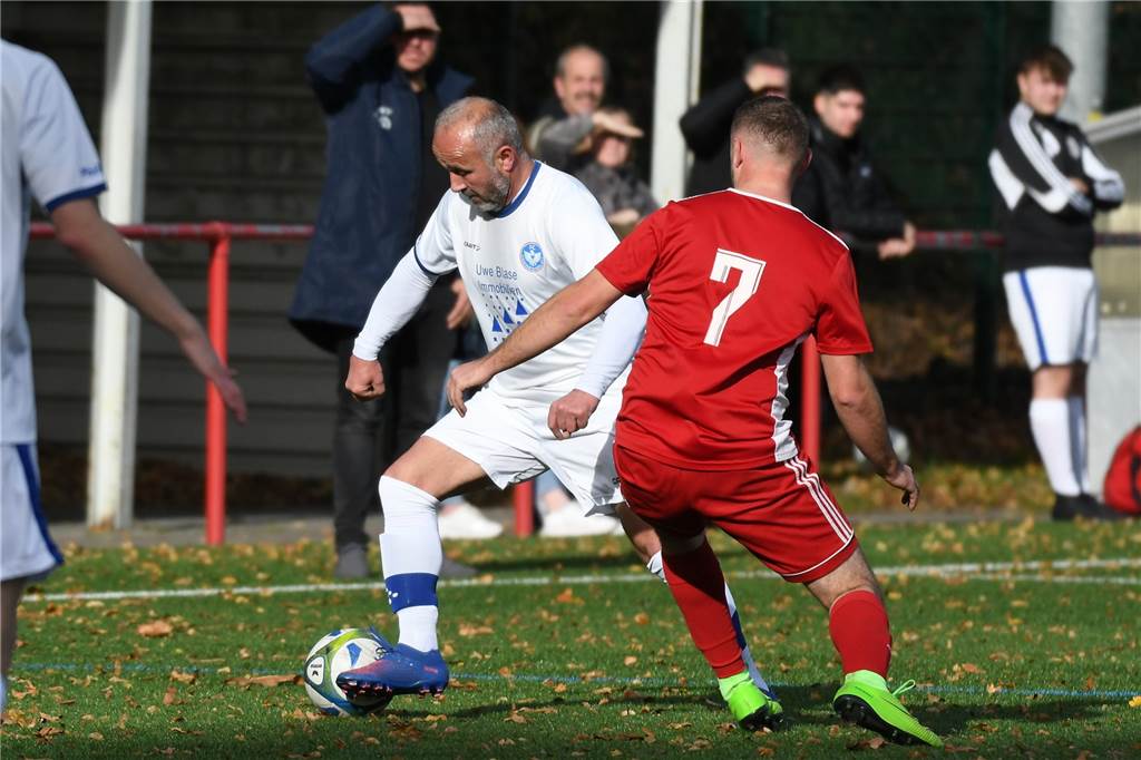 In der Kreisliga C1 verbesserte sich der FC Castrop-Rauxel II durch ein 11:3 gegen Schlusslicht SC Pantringshof auf Rang elf. Beim dritten Saisonsieg gelangen Michael Wurst, Coach des Bezirksliga-Teams, sechs Tore. Vier Tore in Serie zwischen der 26. und 43. Minute.