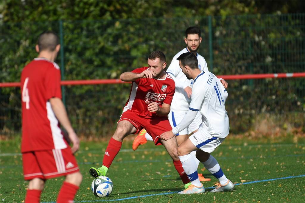 In der Kreisliga C1 verbesserte sich der FC Castrop-Rauxel II durch ein 11:3 gegen Schlusslicht SC Pantringshof auf Rang elf. Beim dritten Saisonsieg gelangen Michael Wurst, Coach des Bezirksliga-Teams, sechs Tore. Vier Tore in Serie zwischen der 26. und 43. Minute.