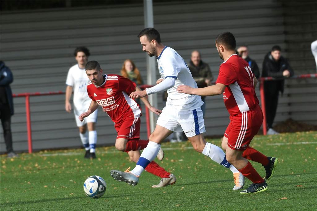 In der Kreisliga C1 verbesserte sich der FC Castrop-Rauxel II durch ein 11:3 gegen Schlusslicht SC Pantringshof auf Rang elf. Beim dritten Saisonsieg gelangen Michael Wurst, Coach des Bezirksliga-Teams, sechs Tore. Vier Tore in Serie zwischen der 26. und 43. Minute.