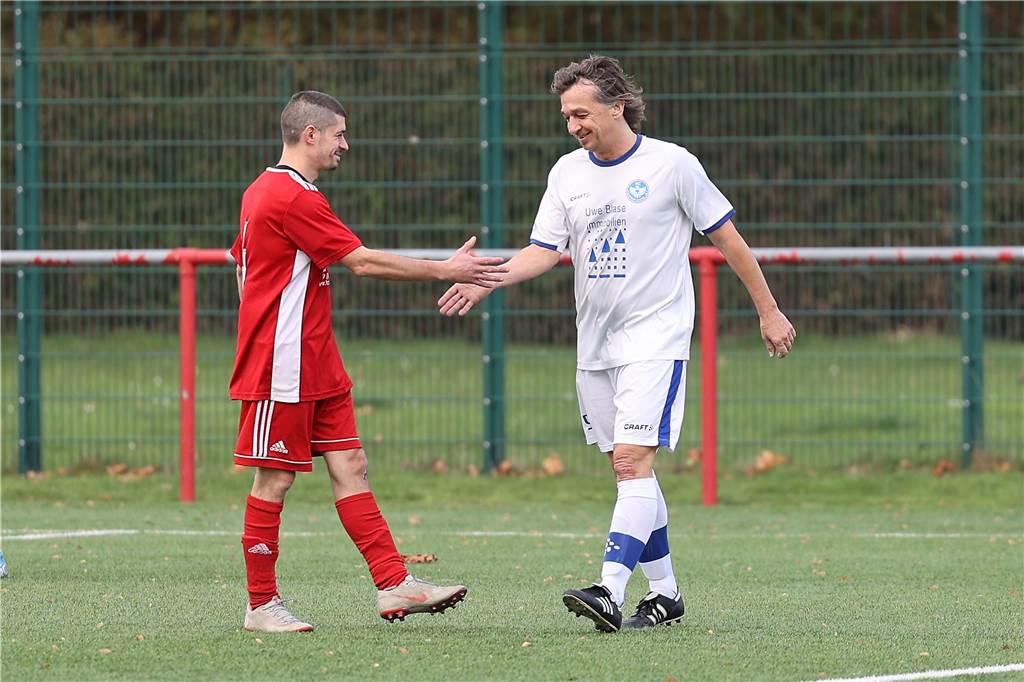 In der Kreisliga C1 verbesserte sich der FC Castrop-Rauxel II durch ein 11:3 gegen Schlusslicht SC Pantringshof auf Rang elf. Beim dritten Saisonsieg gelangen Michael Wurst, Coach des Bezirksliga-Teams, sechs Tore. Vier Tore in Serie zwischen der 26. und 43. Minute.