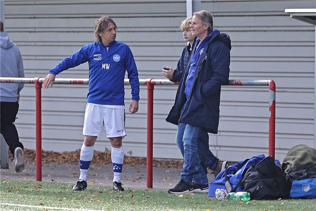 In der Kreisliga C1 verbesserte sich der FC Castrop-Rauxel II durch ein 11:3 gegen Schlusslicht SC Pantringshof auf Rang elf. Beim dritten Saisonsieg gelangen Michael Wurst, Coach des Bezirksliga-Teams, sechs Tore. Vier Tore in Serie zwischen der 26. und 43. Minute.