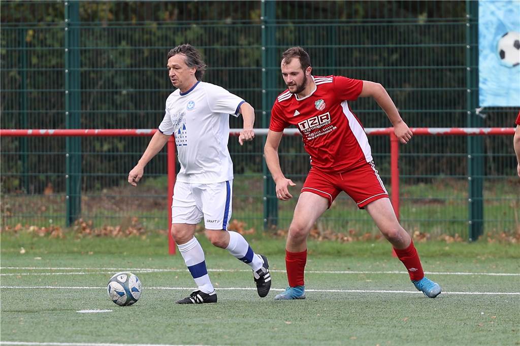 In der Kreisliga C1 verbesserte sich der FC Castrop-Rauxel II durch ein 11:3 gegen Schlusslicht SC Pantringshof auf Rang elf. Beim dritten Saisonsieg gelangen Michael Wurst, Coach des Bezirksliga-Teams, sechs Tore. Vier Tore in Serie zwischen der 26. und 43. Minute.