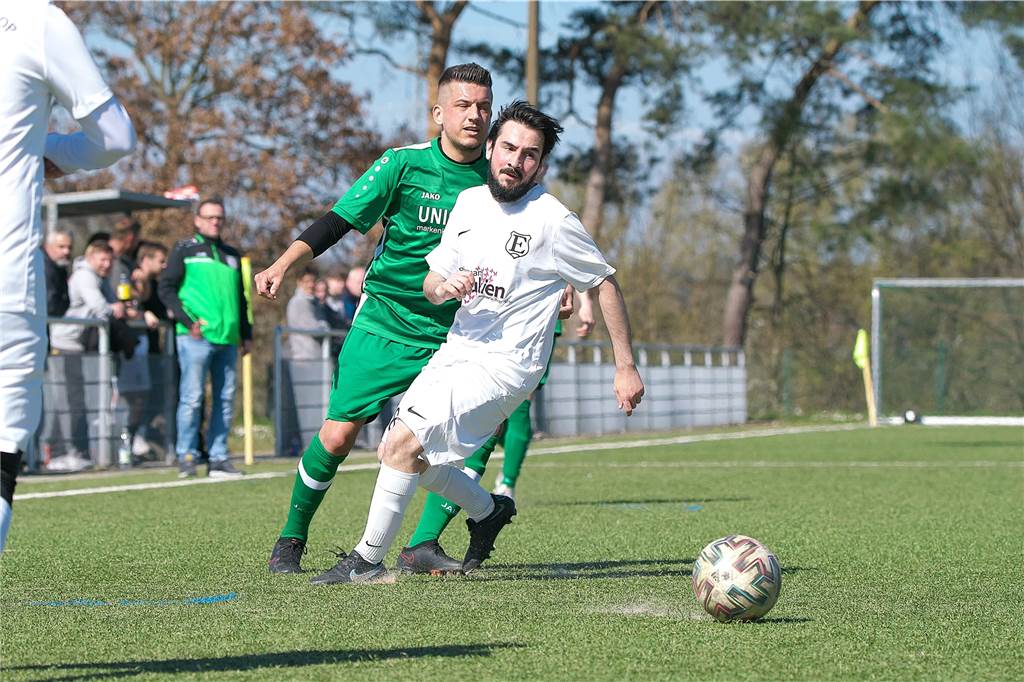 Erste B-Ligisten denken über Verzicht nach: Hoffnung für die „Vize“ in den C-Ligen In der Kreisliga C4 kämpfen Eintracht Waltrop (weiße Trikots) und SV Bossendorf II um die Meisterschaft. Eventuell dürfen am Saisonende beide in die Kreisliga B aufsteigen.