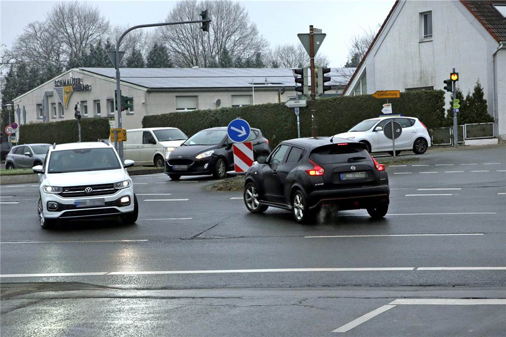 Autos fahren über die Kreuzung an der Glashütte in Haltern.