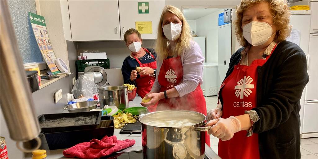 In der Küche des Caritas-Verbandes kochen Ehrenamtliche das Essen für die Suppenküchen-Ausgabe. Das Foto entstand im vergangenen Winter.