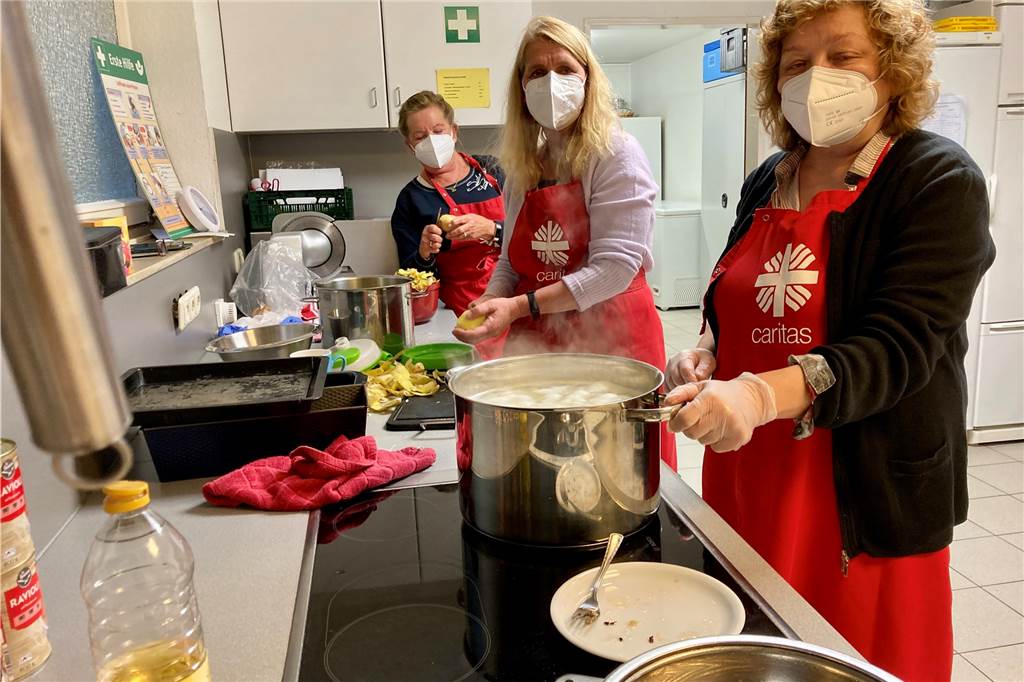 In der Küche des Caritas-Verbandes kochen Ehrenamtliche das Essen für die Suppenküchen-Ausgabe. 