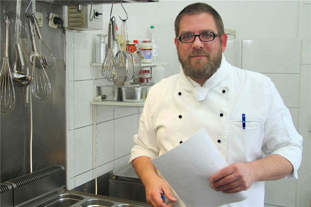 Die historische Dorfschänke in Sölde hat wieder geöffnet - mit einem neuen Pächter In der Küche führt Alexander Rüb Regie.