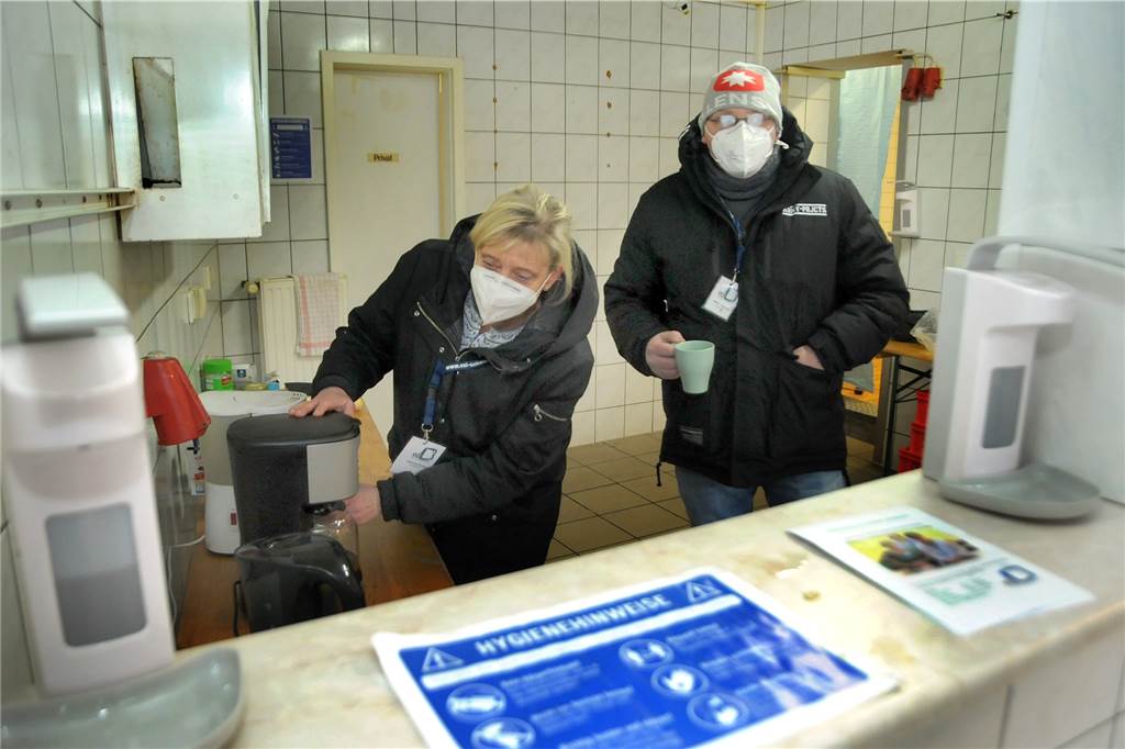 Pommesbude wird in Corona-Zeiten zum Treffpunkt: Zum Essen in den Hof In der Küche können die Betreuer Gabi Raape (l.) und Mario Clausen auch einen heißen Kaffee zubereiten. Der Raum darf nur von Mitarbeitern betreten werden.