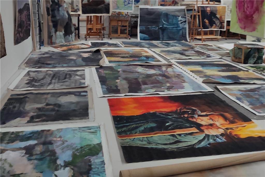 Durchnässte Kunstwerke liegen auf dem Boden des Ateliers der Kunsthalle Burkamp in Haltern am See.