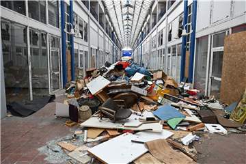 In der Ladenpassage Wulfener Markt türmt sich der Sperrmüll aus den Wohnungen. 