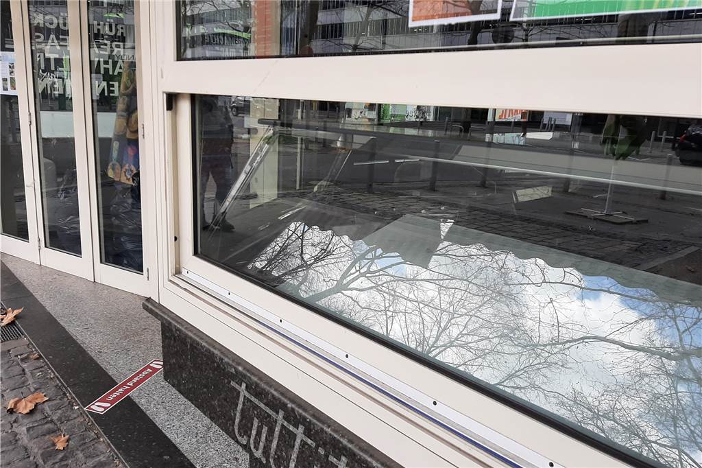 Traditions-Eisdiele in der City ist dicht - für immer? In der Ladentheke befindet sich derzeit keine Auswahl an verschiedenen Eissorten. Ein Betreiber-Wechsel scheint der Grund dafür zu sein, dass die Eisdiele derzeit geschlossen ist.