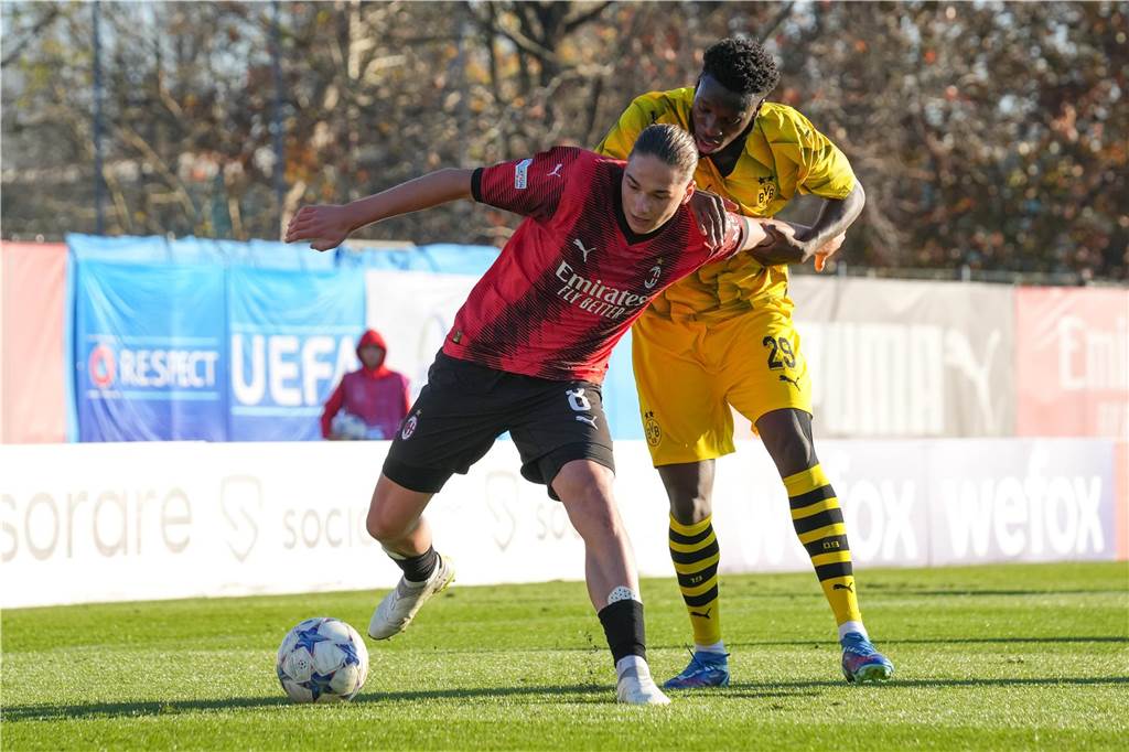 BVB-Pechvogel Abdoulaye Kamara muss sich beweisen: Im Sommer stehen die Zeichen auf Trennung Abdoulaye Kamara führt einen Zweikampf.