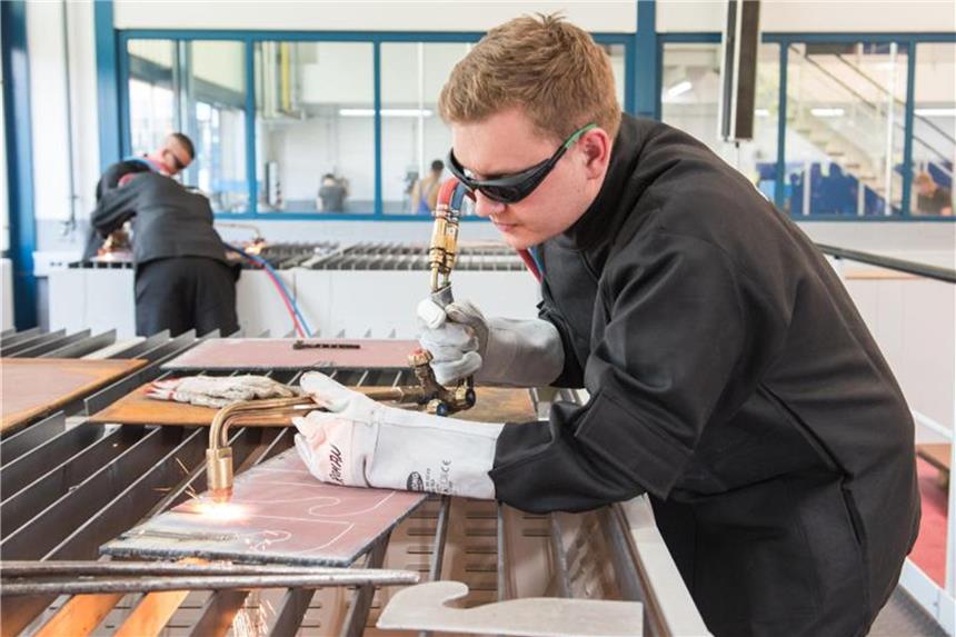 In der Lehrwerkstatt der Schiffswerft Blohm+ können Auszubildende auch die Arbeit mit einem Brennschneider üben. Foto: Daniel Bockwoldt