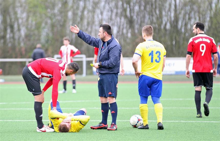WSC II schüttelt Davaren ab - SVH II unterliegt dem Tabellenführer In der letzten Szene des Spiels bekam Herberns Danny Lübke (am Boden) einen Schlag auf den Knöchel. „Das war‘s“, sagte er nach dem Spiel mit Bezug auf die Restsaison und Blick auf sein geschwollenes und blau angelaufenen Sprunggelenk.