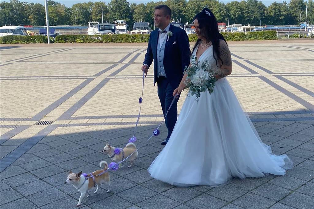 Aus Zufall wurde Liebe: Marc-Oliver Kraus und Julia Pahl lernen sich beim Handyspiel kennen. In der Marina Rünthe heirateten Julia Pahl und Marc-Oliver Kraus - hier mit ihren Hunden Lucy und Escada.